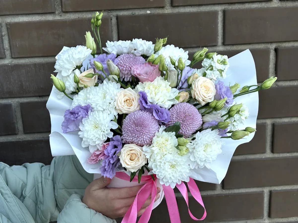 Композиция в коробке с хризантемами Момоко, маттиолой и эустомой "Зефирный крем"
