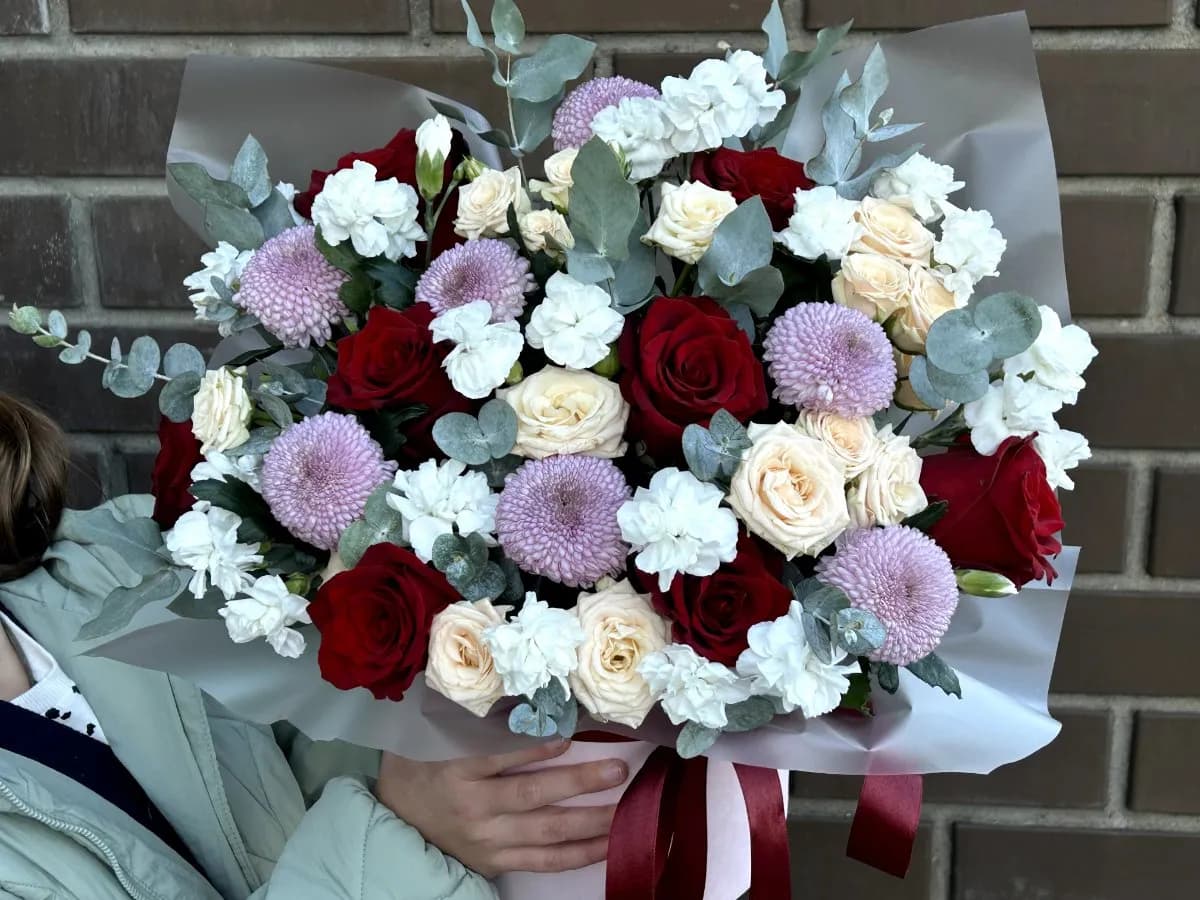 Композиция в большой коробке с розами Эксплорер и Момоко "Ягодный бархат"
